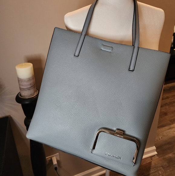 Calvin Klein leather bag in light blue - Picture 2 of 3